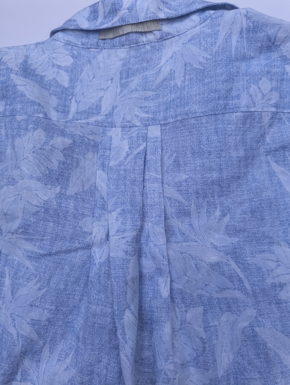 Tommy Bahama Light Blue and White Floral Button-Down Shirt W-S/P, 100℅ Linen - Picture 4 of 11